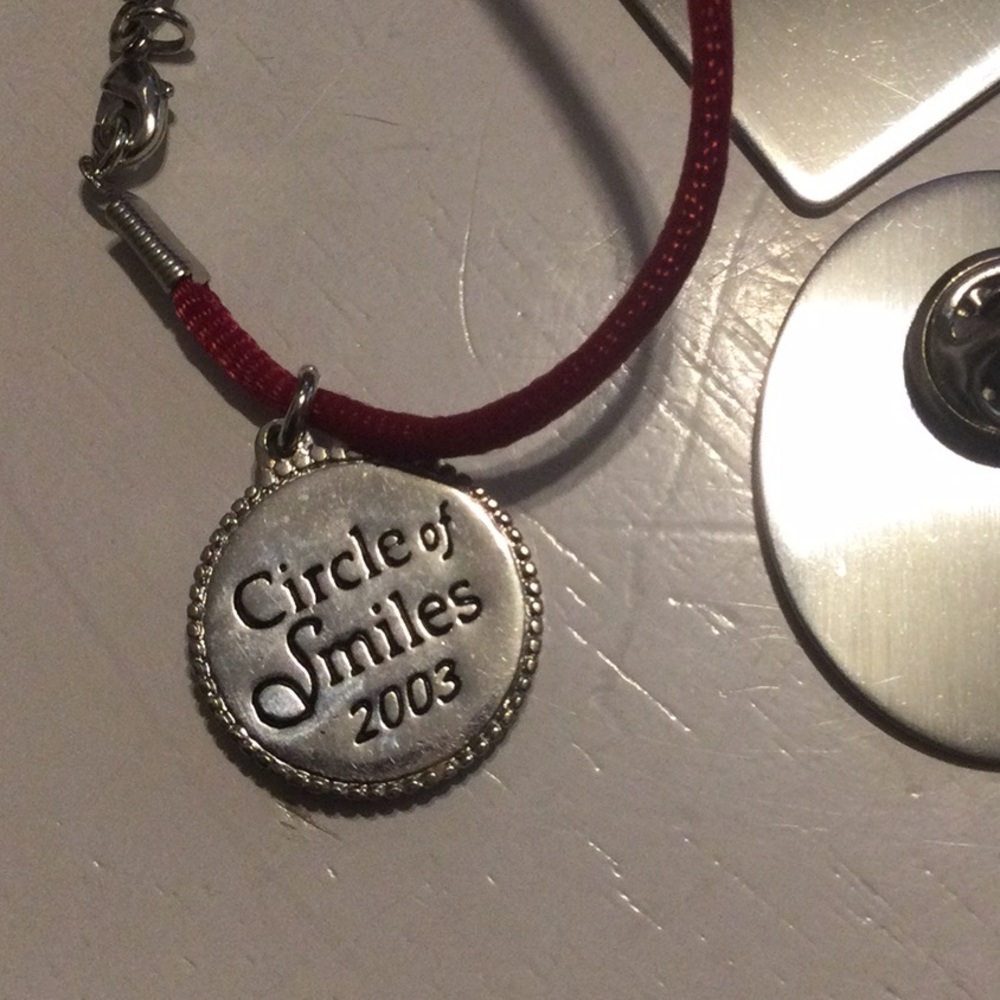 American Girls choker and 8 pins - Picture 4 of 15